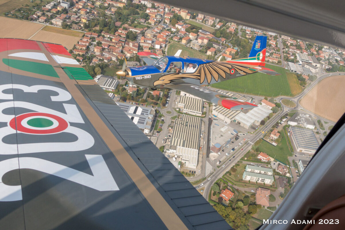 In volo con l Aeronautica Militare studenti di Bergamo piloti per